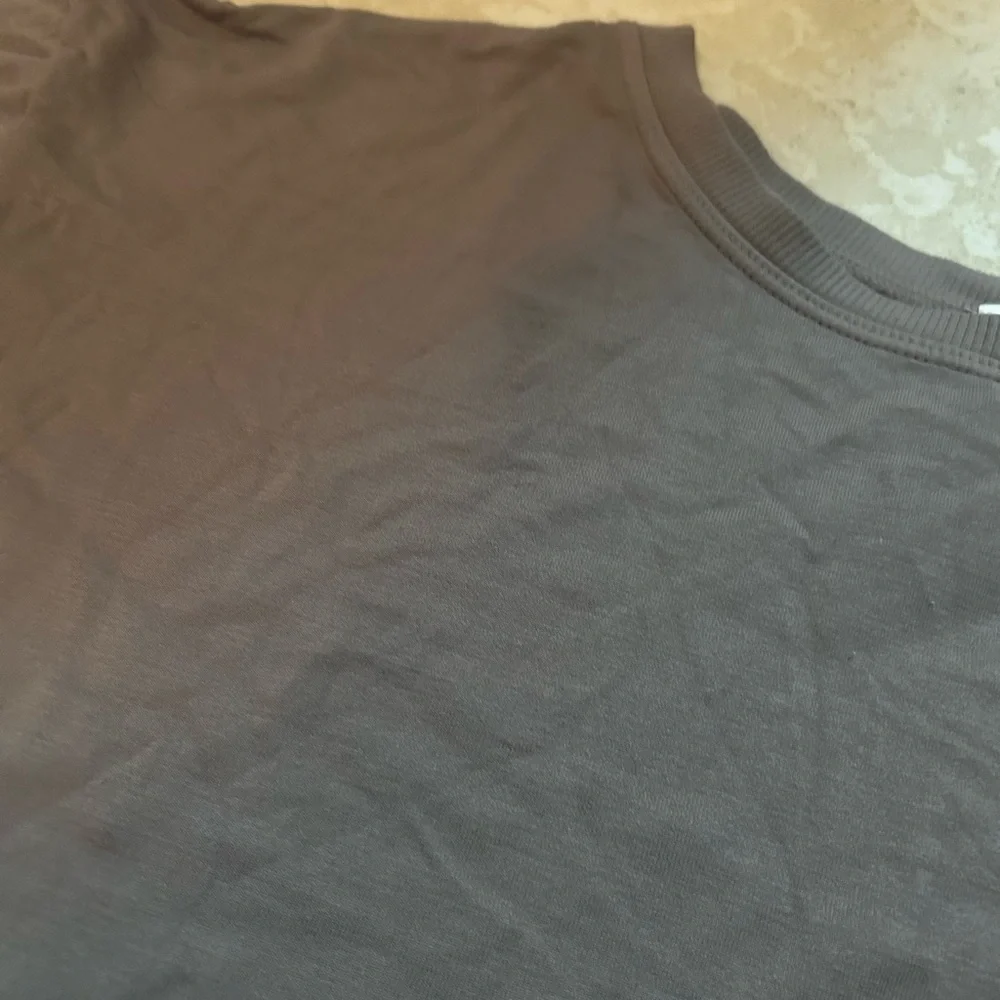 Brown cropped short sleeve workout top - Picture 2 of 3